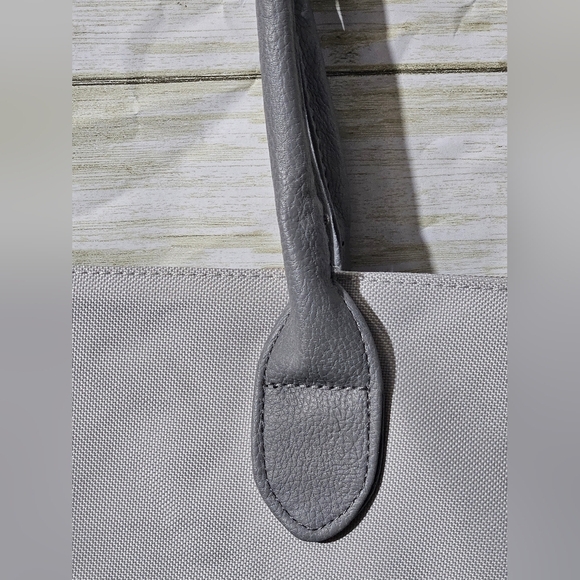 Stylish Gray Tote Bag With Strap & Handles - Picture 4 of 9